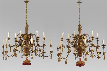 Coppia di lampadari a dodici luci in legno 