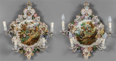 Coppia di apliques in porcellana policroma a 