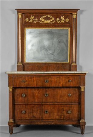 Comò Impero lastronato in noce a tre cassetti sul 