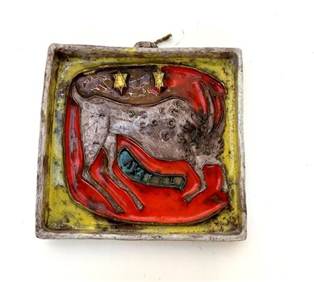 Bassorilievo in terracotta dipinta in policroma raffigurante il segno dello zod