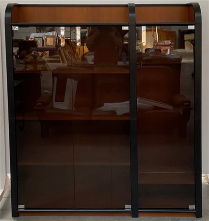 Mobile vetrina in legno impiallacciato con tre sportelli in vetro fumè, profili