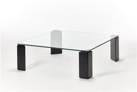 Tavolino da salotto con piano in cristallo, basi in metallo verniciato nero. It