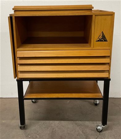 Piccolo mobile con rotelle, fronte a tre cassetti con vano a giorno, minuto di