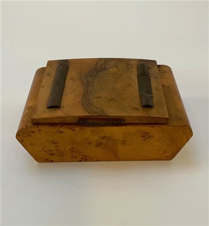 Scatolina impiallacciata in radica con guarnizioni in rame. Italia, anni '30. (