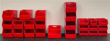Venticinque cassette da lavoro impilabili in metallo laccato rosso di misure di