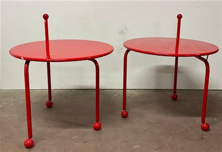 Coppia di tavolini tondi in metallo verniciato rosso con gambe richiudibili, pi