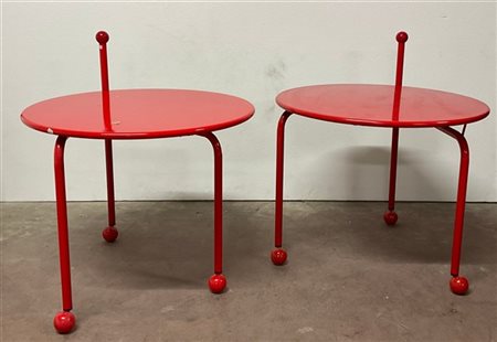 Coppia di tavolini tondi in metallo verniciato rosso con gambe richiudibili, pi