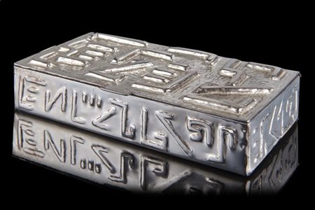 Finzi Scatola in argento sbalzato a motivi stilizzati. Milano, seconda metà seco