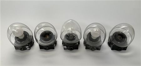Gruppo di cinque applique con struttura in materiale plastico e diffusori in ve