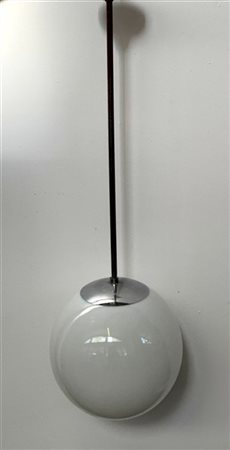 Lampada a sospensione con struttura in metallo cromato, diffusore in vetro latt