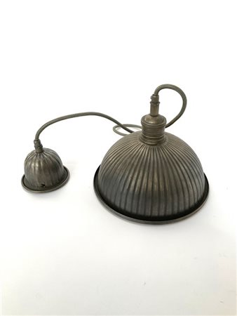 Lampada a sospensione in alluminio costolato. Italia, anni '60/'70. (h cm 120;