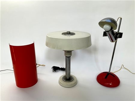 Robert Sonneman,  lampada da tavolo modello "T395".  produzione Luci Cinisello, Italia, anni '70, metallo cromato e laccato rosso (h cm 50), unita a  una lampada da tavolo in metallo color arancio