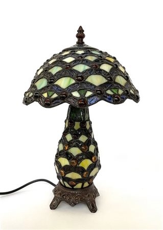 Lampada da tavolo a una luce con fusto e paralume in vetro policromo legato a p