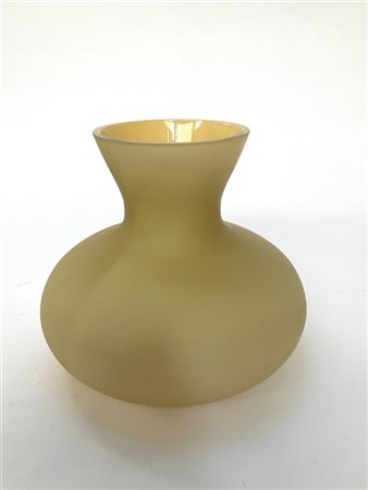 Venini Vaso in vetro incamiciato pagliesco acidato sulla superficie esterna. Mur