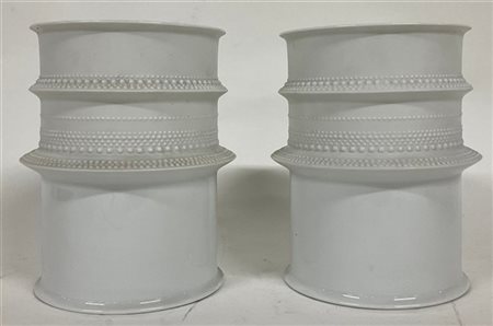 TAPIO WIRKKALA Coppia di vasi in porcellana bianca decorati con fasce perlinate.