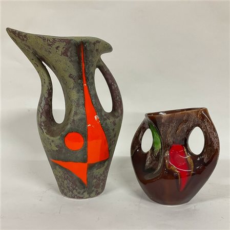 Manifattura di Vallauris 
Lotto di due vasi biansati in ceramica smaltata polic