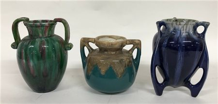 Lotto di tre vasi in ceramica policroma smaltata a colaggio sottovetrina. Itali