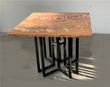 Tavolo con base in metallo verniciato nero, piano quadrato in marmo rosso venat