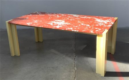 Tavolo con struttura in legno laccato ocra e metallo verniciato bianco, piano i