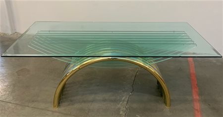 Tavolo con gambe tubolari curvate in metallo cromato di due tonalità, sostegni