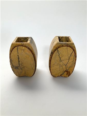 Coppia di vasi Art déco in marmo giallo di Siena con guarnizioni in metallo dor
