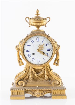 Orologio in bronzo dorato in stile Luigi XVI, ma realizzato alla fine del XIX...