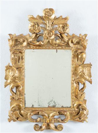 Specchiera a cartoccio in legno intagliato e dorato. Luigi XIV. Impreziosita...