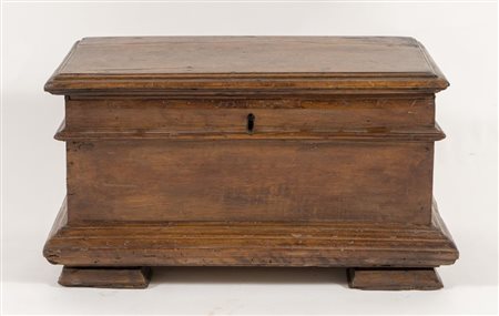 Piccola cassapanca in noce. Bologna/Ferrara, XVII secolo. Impreziosita da...