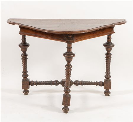 Piccola consolle in massello di noce. Romagna, ultimo quarto del XVII secolo....