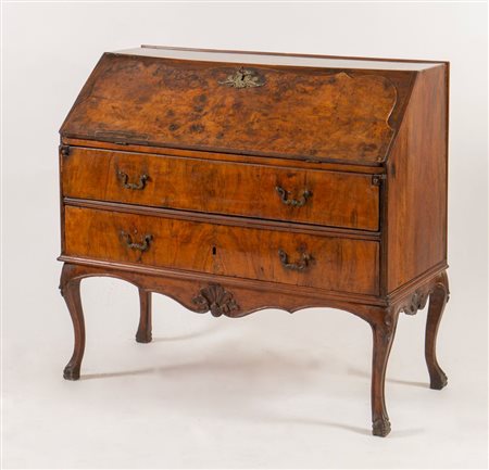 Ribalta in massello di noce con fronte lastronato in radica. Ferrara, seconda...