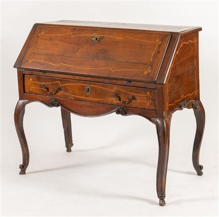 Ribalta a gamba alta in massello di noce con intarsi in acero. Piemonte, metà...