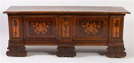 Cassapanca in massello di noce. Area veneta/lombarda, fine del XVII secolo....