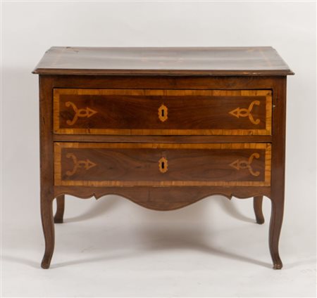 Piccolo cassettone in massello di noce con intarsi in ulivo. Centro Italia,...