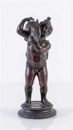 Scultura in bronzo raffigurante cherubino con delfino. Francia, inizio del...