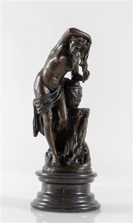 Bagnante. Scultura in bronzo con base in marmo nero. Fine del XIX secolo. Cm...