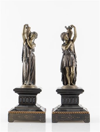 Coppia di sculture in bronzo raffiguranti figure femminili che sorregge...