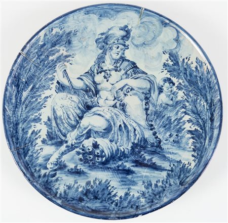 Grande piatto in maiolica decorato sui toni del blu. Inizio del XVIII secolo....