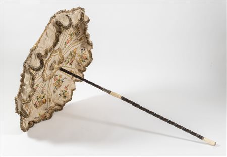 Ombrello da parata in seta con passamaglieria in fili argentati e dorati....