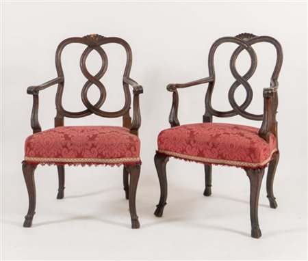 Coppia di poltrone in legno di noce intagliato con motivo ad intreccio sullo...