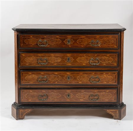 Cassettone canterano in massello di noce, con intarsi in acero e ciliegio....