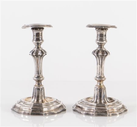 Stato pontificio, XVIII secolo. Coppia di candelabri in argento. 