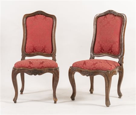 Coppia di seggiole in massello di noce. Stile Barrocchetto. Lombardia,...