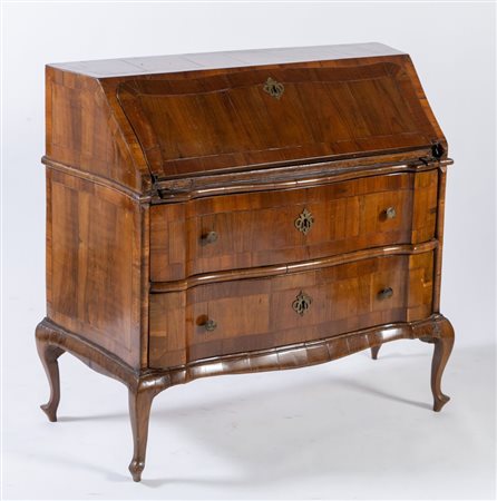 Piccola ribalta lastronata in rigatino di noce e ciliegio. Area veneta, metà...