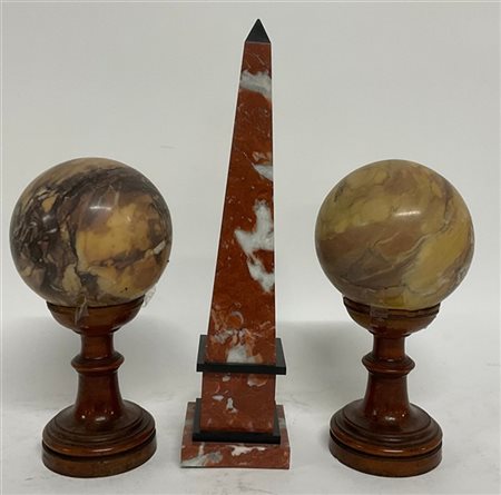 Coppia di sfere in marmo su base in legno tornito (h. tot. cm 28) unite ad un o
