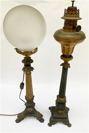 Due diverse lampade a olio in bronzo in parte dorato e metalli vari. Fusto a co