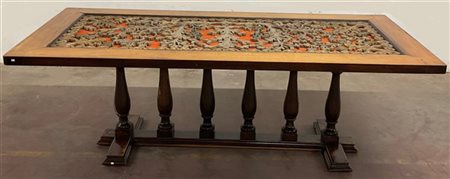 Tavolo con piano in legno intagliato a bassorilievo volute e motivi vegetali po