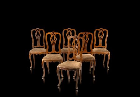 Gruppo di sei sedie con schienale alto decorato a listelli e a volute, gambe an