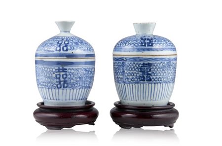 Due piccoli contenitori con coperchio in porcellana bianca e blu (difetti e res