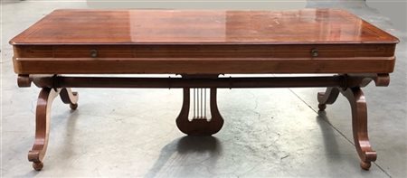 Tavolo scrivania lastronato in legni vari a due cassetti sottopiano, gambe moss