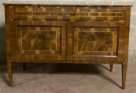 Antica credenza lastronata e filettata in legni vari a due ante e due cassetti.